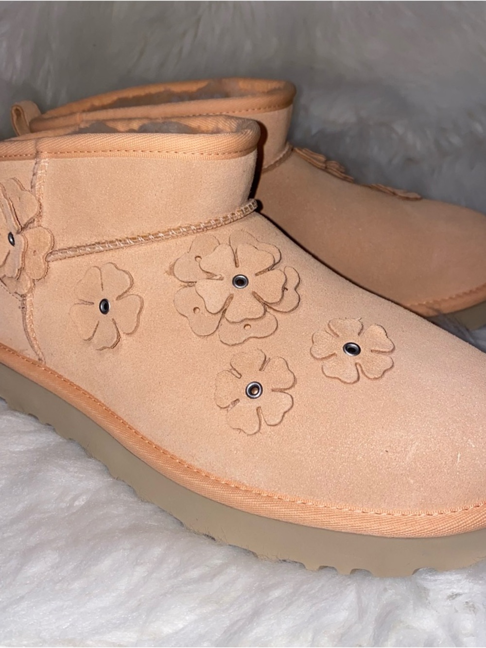 UGG Boots woman size 10 Fleur Woman New in box Truffle color